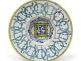 une assiette ornée d'un motif bleu et jaune