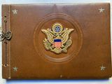 un livre en cuir marron orné d'un aigle