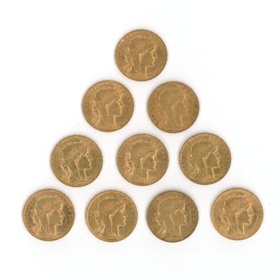 un ensemble de six souverains d'or britanniques posés sur un fond blanc