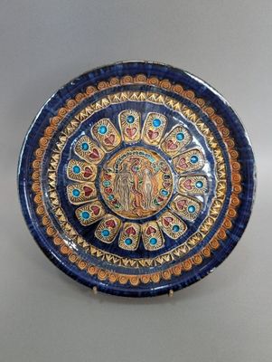 une photo d'une assiette bleue et dorée sur laquelle figure une image de Jésus