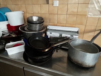 de nombreuses casseroles et poêles sur le comptoir de la cuisine
