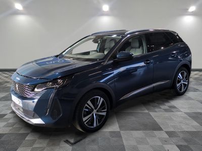 un SUV Hyundai Kona Hybrid bleu de 2020 garé sur un sol à damier