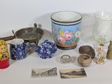 un grand nombre d'objets posés sur une table