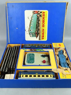 une image représentant une boîte bleue contenant un circuit de train miniature