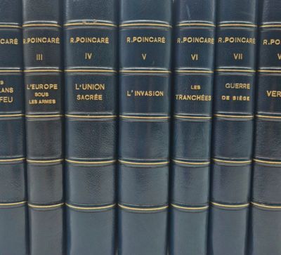 Plusieurs livres bleus sont alignés sur une étagère dans une bibliothèque