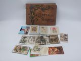 une boîte de vieilles cartes postales posée sur une table