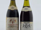 deux bouteilles de vin posées l'une à côté de l'autre sur une table