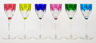 plusieurs verres à vin de couleurs différentes sont alignés