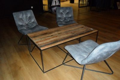 two chairs and a table in the middle of a room