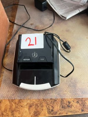 un appareil électronique noir et blanc posé sur une table