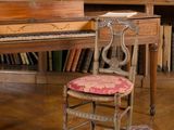 un piano et une chaise dans une pièce avec des bibliothèques