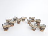 many cups that are sitting in a circle on the table