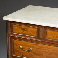 Commode en acajou et placage d’acajou blond flammé (fentes e… (photo 2)
