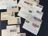 Plusieurs vieilles lettres et enveloppes sont posées sur une table