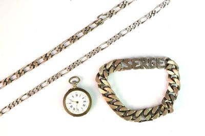 une montre, un bracelet et une chaîne posés sur une surface blanche