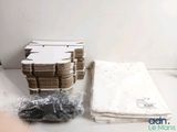 une pile de cartons et un sac en plastique