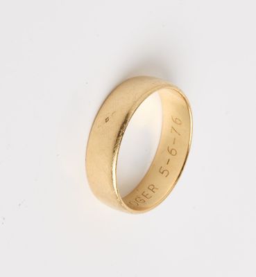 une bague en or sur laquelle est gravé le mot « love »