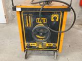 une machine jaune et noire posée sur un sol en béton