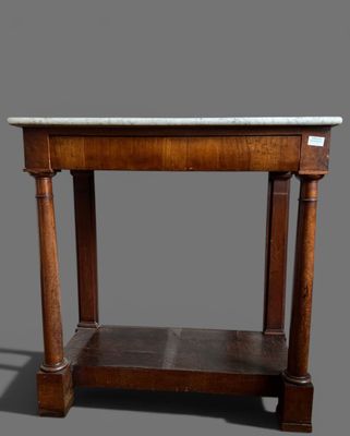 une vieille table en bois avec un plateau en marbre sur fond gris