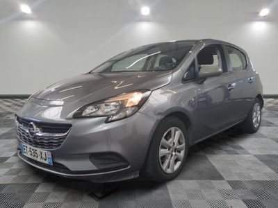la voiture grise est garée dans le garage sur le sol en damier