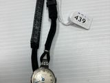 gros plan d'une montre-bracelet avec un bracelet noir