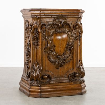 une table en bois sur laquelle est posée une plaque en forme de cœur