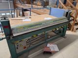 une machine placée au milieu d'une pièce