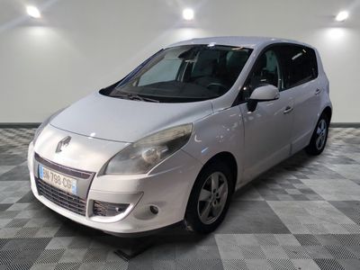 la photo d'une voiture blanche garée dans un garage