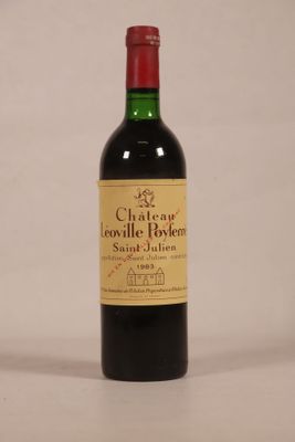 une bouteille de vin posée sur une table