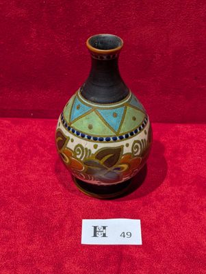 un vase orné d'un motif sur un fond rouge