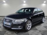 une image d'une audi wagon noire garée dans un garage
