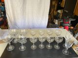 Plusieurs verres à vin vides sont alignés sur un plateau noir