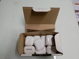 une boîte d'AirPods blancs posée sur une table