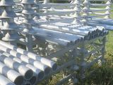un banc fait de tuyaux, posé dans l'herbe