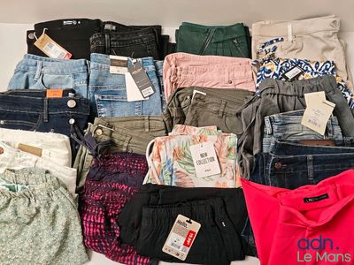 une pile de vêtements posée sur une table