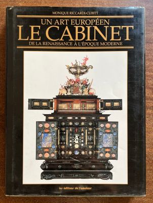 la couverture d'un livre sur laquelle figure une horloge