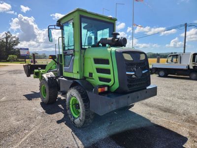 un tracteur vert garé sur un parking