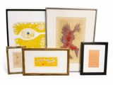 Plusieurs œuvres d'art encadrées sont exposées sur une surface blanche