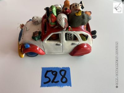 une petite voiture miniature avec plein de gens dessus