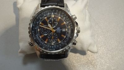 une montre posée sur un oreiller