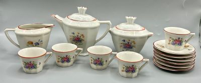 11 / CHC8 / Dinette incomplète en porcelaine à décor de…