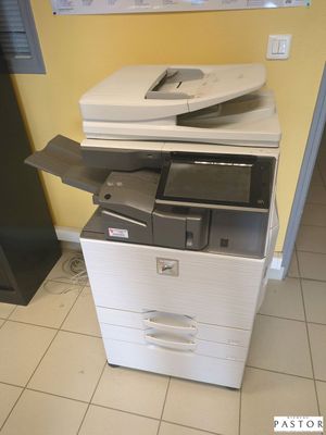 une imprimante placée au-dessus d'une armoire