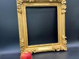 une pomme posée à côté d'un cadre photo sur une table