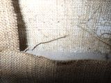 un gros plan sur un morceau de burlock sur une chaise