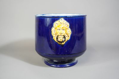 un bol bleu orné d'une tête de lion dorée