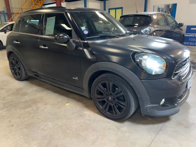 La Mini Countryman est garée dans un garage avec d'autres voitures