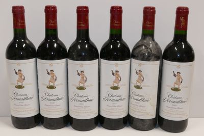 six bouteilles de vin rouge sont alignées sur une table