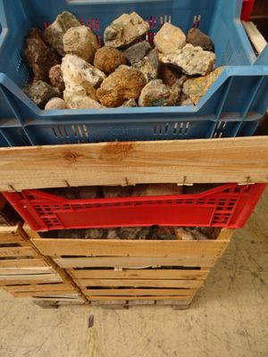 une caisse remplie de pierres, posée sur une palette