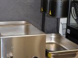une petite cuisine équipée d'une cuisinière, d'un évier et d'un micro-ondes