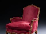 une image représentant une chaise rouge posée sur un sol gris